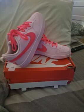 Nike Girls Pink and Hot Pink Low-Top Sneakers